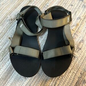 Victoria’s Secret PINK velcro strap sandals!